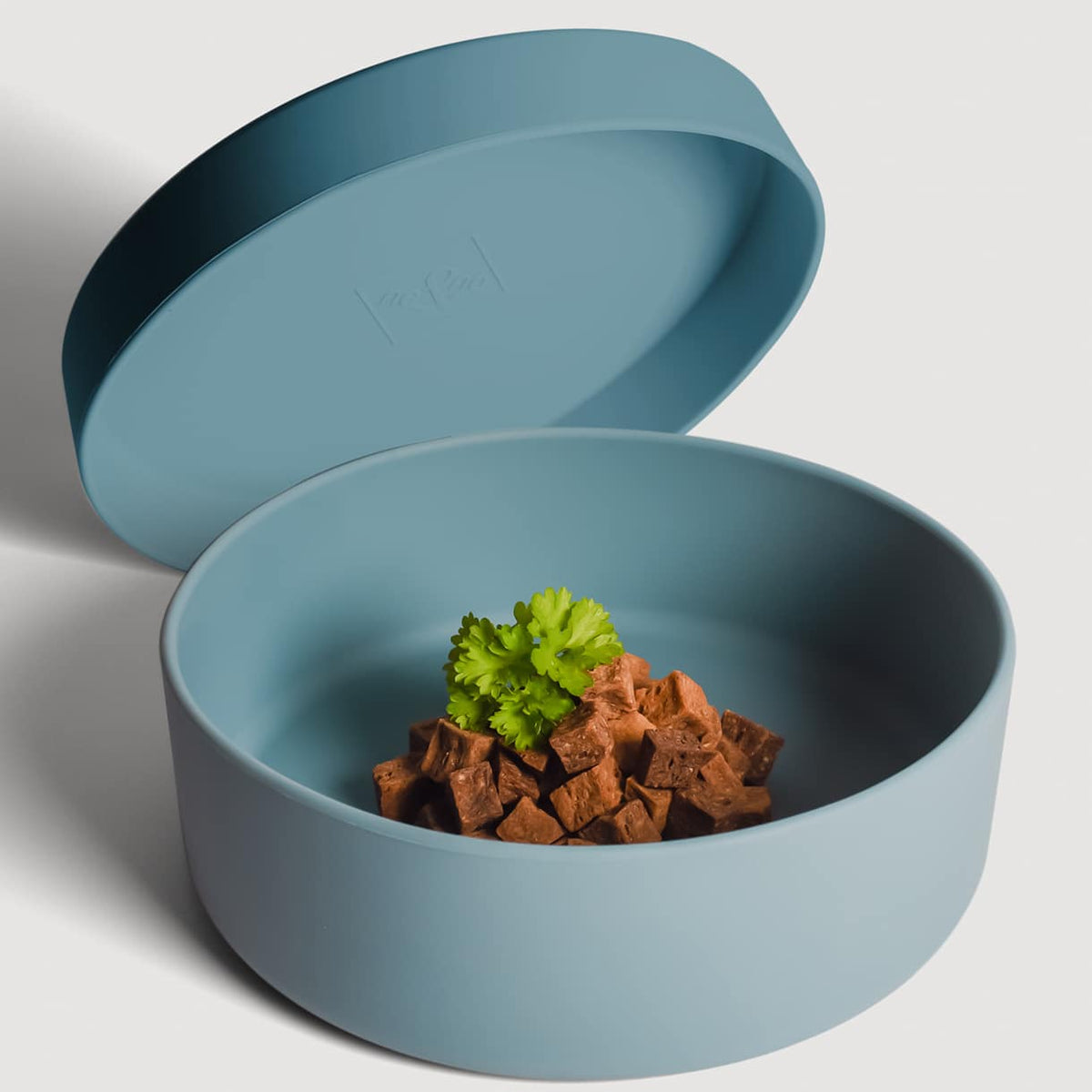 Silicone bowl with lid